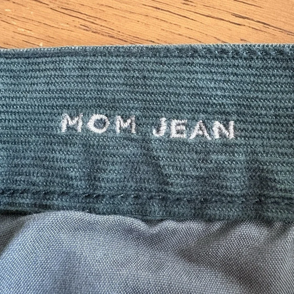 American Eagle Outfitters green‎ corduroy Mom Jean high rise pants